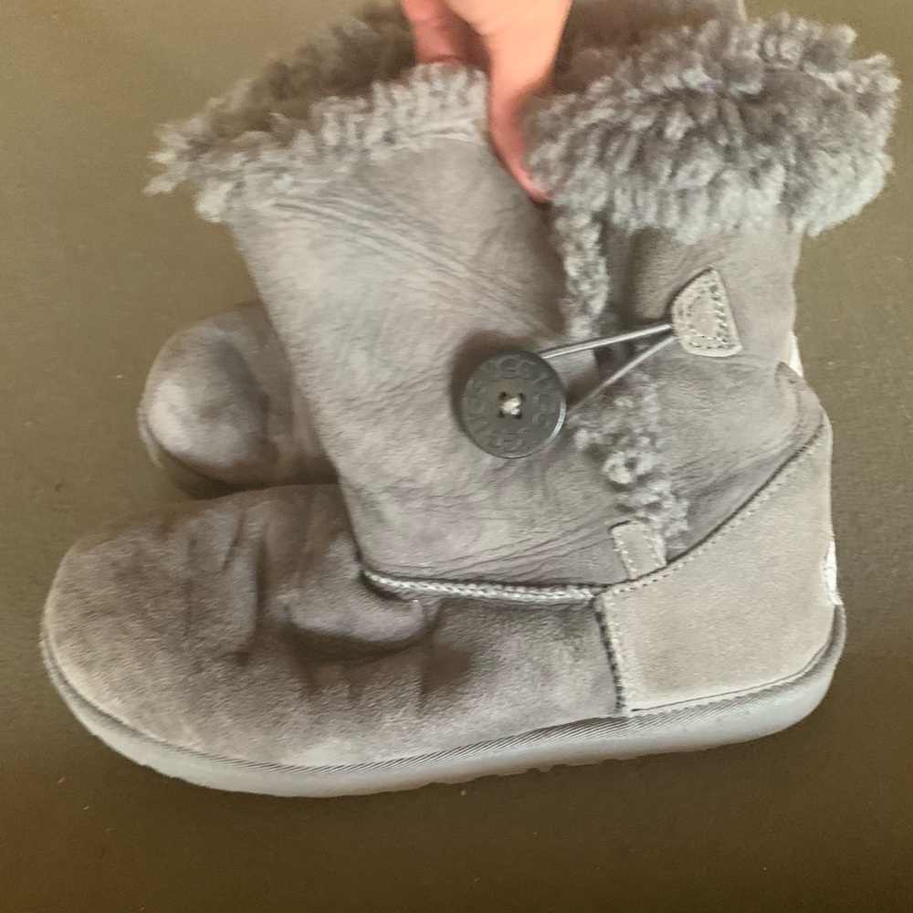 Cute Gray Ugg Bailey Button boots size 8!